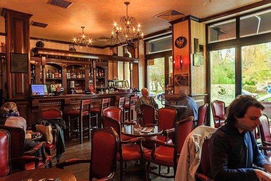 Roland Cafe & Bistro